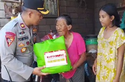 Gelar Bakti Sosial, Kapolsek Denpasar Timur Bagikan Paket Sembako ke Warga Lansia dan Disfabel