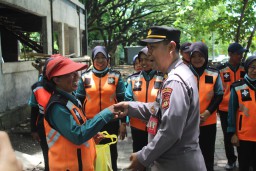 Polres Bandara Beri Bantuan Sembako Kepada Petugas Kebersihan