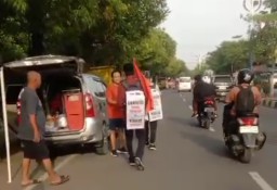 Muheb Akan Berjalan Kaki Menuju Mekkah, Alun - alun Trunojoyo Sampang jadi Saksi Pemberangkatannya