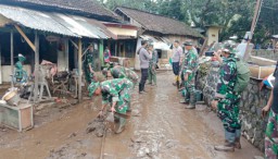 Babinsa Koramil 0822/01 Bondowoso Gotong Royong Bantu Warga Desa Wonoboyo Pasca Banjir Bandang
