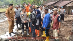 Bersama Forkopimda, Kapolres Bondowoso Baksos di Lokasi Banjir 