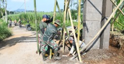 Berikan Identitas Warga Setempat, Satgas TMMD ke 123 Kodim Bondowoso Bangun Gapura 