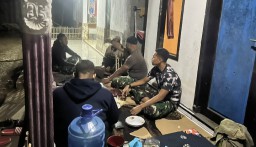 Ditengah Kesibukan, Satgas TMMD Luangkan Waktu Istirahat untuk Jalin Kedekatan dengan Warga
