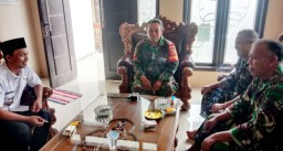 Dampingi Pabintal Korem 083, Babinsa Kopda Lukman Saat Komsos TMMD ke-123 di Rumah Kades Trotosari