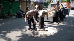 Cegah Laka Lantas, Polisi Tambal Jalan Berlubang di Pasuruan Yang Tak Kunjung Diperbaiki