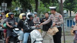 Berkah Ramadan, Polres Nganjuk Bagikan Ratusan Paket Takjil Untuk Pengguna Jalan
