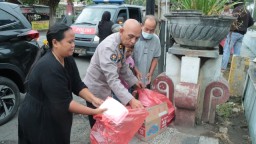 Jumat Berkah, Polres Nganjuk Bersama Awak Media Bagikan Ratusan Takjil di Terminal Anjuk Ladang