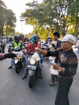 Aliansi Madura Indonesia Kembali Gelar Aksi Berbagi Takjil di Depan Balai Kota Surabaya