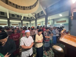 Jaga Keimanan di Balik Jeruji! Kalapas Narkotika Kelas IIA Pamekasan Pimpin Tarawih, Kultum, dan Tadarus Bersama Warga Binaan