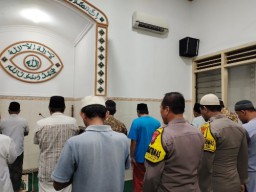 Makmurkan Masjid: Polsek kenjeran Laksanakan Sholat Subuh Berjamaah di Masjid Wali Songo Jl. Nambangan Surabaya