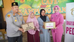 Kapolres Pasuruan Berbagi Bansos Door to Door untuk 30 Kaum Dhuafa