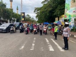 Ngabuburit Aman dan Lancar, Polwan Polres Bangkalan Terjun Langsung ke Jalan Raya