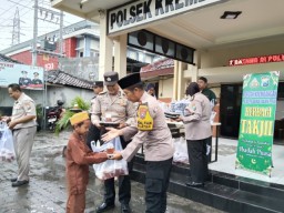 Polsek Krembangan Bagikan 150 Paket Takjil ke Warga dan Tukang Becak di Surabaya