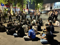 34 Pemuda Berpakaian Hitam Diamankan Polrestabes Surabaya Usai Konvoi di Depan Grahadi Surabaya