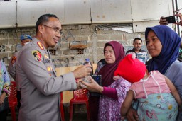 Bakti Sosial Polres Metro Jakarta Timur: Bagikan 300 Paket Makan Gratis Untuk Warga Pinang Ranti.