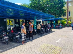 Giat Sholat Jumat, Polres Bandara Ngurah Rai Lakukan Pengamanan