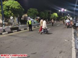 Jaga Keselamatan Umat Muslim Laksanakan Tarawih, Satlantas Polres Sampang Lalin Depan Mesjid Al - Hidayah Pliang