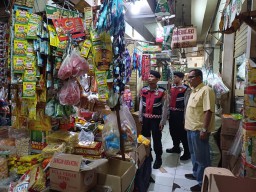 Polsek Matraman Pantau Harga Sembako Di Pasar Palmeriam.