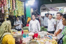 Satgas Pangan Bareskrim Polri Tinjau Ketersediaan Dan Harga Bahan Pokok Di Pasar Jaya Kramatjati.
