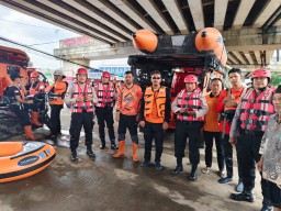 Tim Gabungan Evakuasi Warga Terdampak Banjir Di Bantaran Kali Ciliwung.