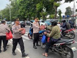 Polsek Ciracas Gelar Pembagian Takjil Untuk Warga Selama Bulan Ramadhan 1446 H.