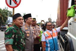 Sinergi TNI - Polri Bagikan Takjil Kepada Masyarakat.