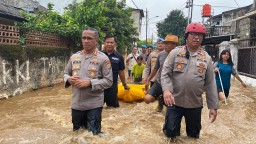 Kapolres Metro Jakarta Timur Tinjau Lokasi Banjir Di Tanjung Sanyang Cawang, Banjir Kiriman Dihantam Secara Mendadak.