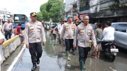 Kapolres Metro Jaktim Tinjau Lokasi Banjir Di Jatinegara, Pastikan Bantuan Untuk Warga.
