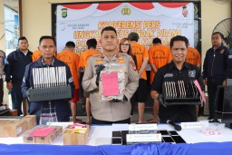Polsek Kalibaru Bongkar Sindikat Penjual SIM Card Ilegal, 7 Tersangka Manipulasi KTP-KK Ribuan Orang.