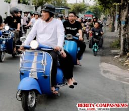 Bupati Sampang Terpilih Bersama Pecinta Vespa Bagi Takjil Keliling Kota Sampang