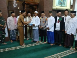 Kapolsek Cipayung Bersama 3 Pilar Gelar Sholat Tarawih Bersama Warga Di Masjid Al 'Barokah.