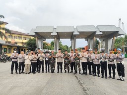 Sinergitas TNI - Polri Berbagi Kebahagian Bagikan Makanan Buka Puasa Kepada Sopir Dan Buruh.