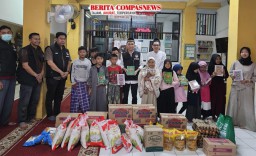 Polri Ulurkan Tangan Untuk Sesama, Bakti Sosial Di Panti Asuhan Yatim Piatu Nuruz Zahroh.