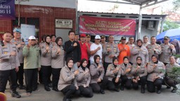 Polwan Polres Metro Jakarta Timur Sampaikan Kepedulian Terhadap Korban Banjir di Bidaracina