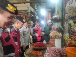 Polsek Matraman Pantau Harga Sembako Di Pasar Palmeriam: Stabilitas Terjaga Di Tengah Kebutuhan Masyarakat.