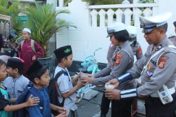 Polres Kawasan Bandara Giat Gelar Aksi Bagikan Takjil Untuk Warga