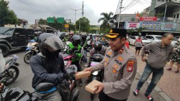 Ramadhan Berkah, Polsek Tambora Berikan 250 Paket Takjil Kepada Pengendara Dan Masyarakat.