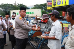 Berbagi Berkah Ramadan, Kapolres Pelabuhan Tanjung Perak Bagikan 200 Takjil Kepada Tukang Becak dan Pengguna Jalan