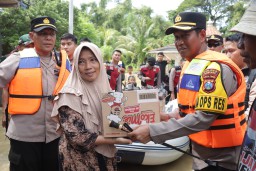 Kepolisian Resort Polres Sampang Berikan Bantuan Kepada Korban Terdampak luapan Air Banjir Sungai kemuning 