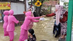 Bhayangkari Polres Sampang, Bagikan Ratusan Takjil Kepada Warga Terdampak Banjir di Wilayah Sampang 