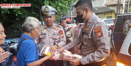 Satlantas Jakarta Timur Bagikan Takjil Dan Sembako Untuk Korban Banjir Di Kampung Melayu.