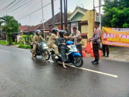 Dalam Rangka Bulan Suci Ramadhan Polsek Baron Beserta Jajarannya Bagikan Takjil