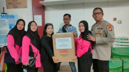 Polsek Kramatjati Bagikan Makanan Dan Pakaian Untuk Warga Terdampak Banjir.