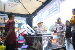 Kapolres Bondowoso Cek Personel Pengamanan Ramadan di Pasar Alun-alun Kironggo