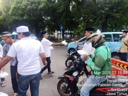 Kepedulian Polisi di Bulan Ramadhan, Satintelkam Polres Tanjung Perak Bagikan Takjil Untuk Warga Surabaya