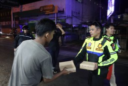 Jaga Keamanan di Bulan Ramadhan, Kapolres Bangkalan Gelar Patroli KRYD dan Berbagi Sahur