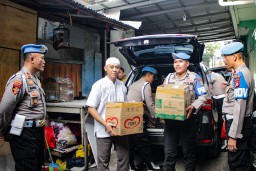 Div Propam Polri Dan Sipropam Polres Metro Jakarta Timur Bagikan Takjil Untuk Warga Terdampak Banjir Di Bulan Suci Ramadhan.