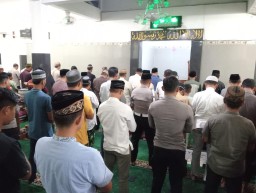 Polres Nganjuk Gelar Sholat Tarawih Berjamaah, Dilanjutkan Ceramah dan Tadarus Al-Qur'an