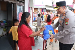 Bakti Sosial Ramadhan Berkah Kapolres Bagikan Sembako Di Muara Angke.