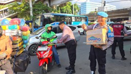 Polsek Jatinegara Bagikan Takjil Buka Puasa Untuk Pengguna Jalan Di Jalan Otista Raya.